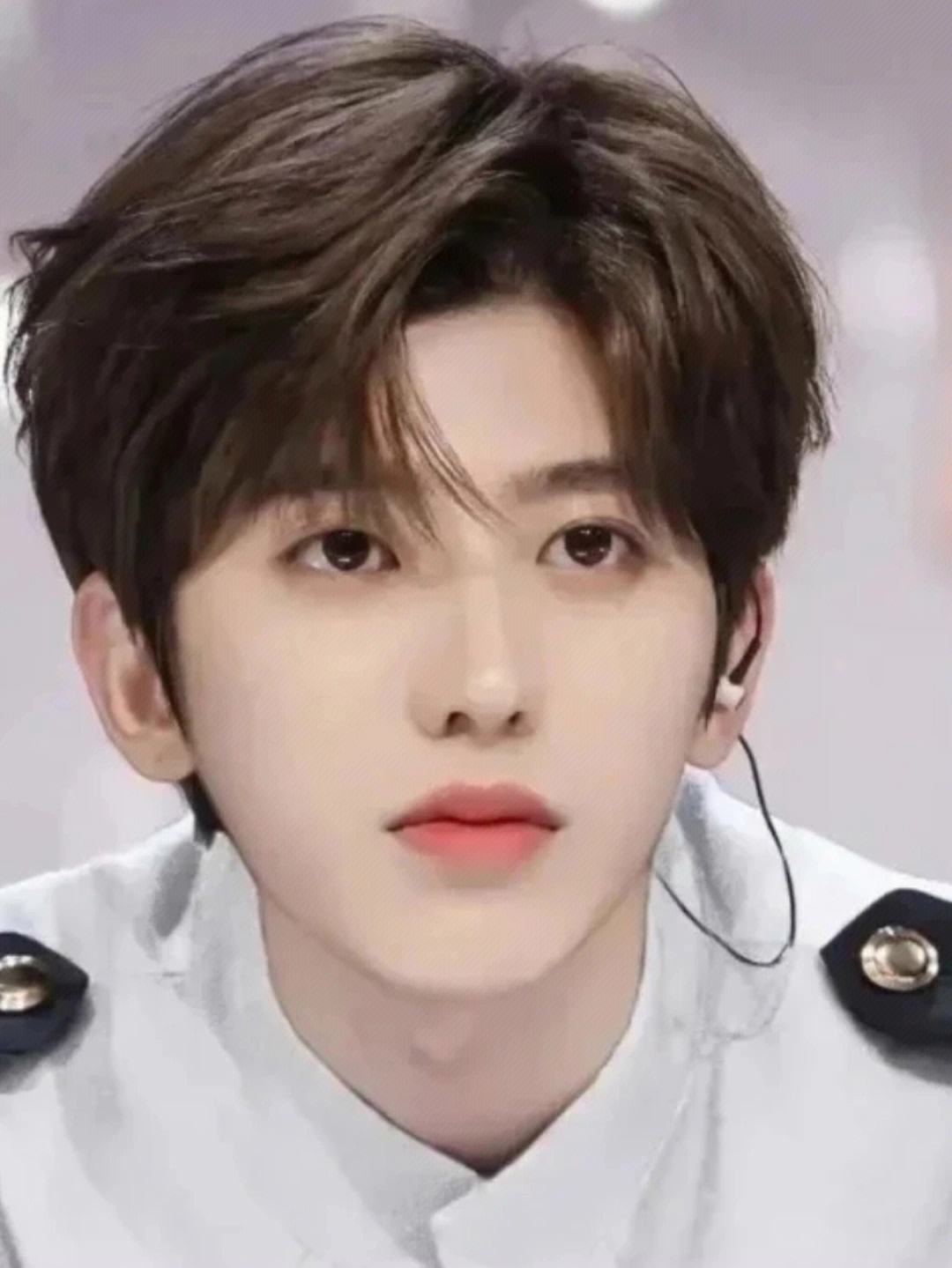 内娱合格爱豆蔡徐坤,蔡徐坤和成毅谁火