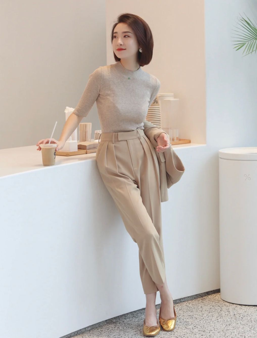 秋冬卡其裤最经典的搭配,卡其色直筒裤穿搭秋冬
