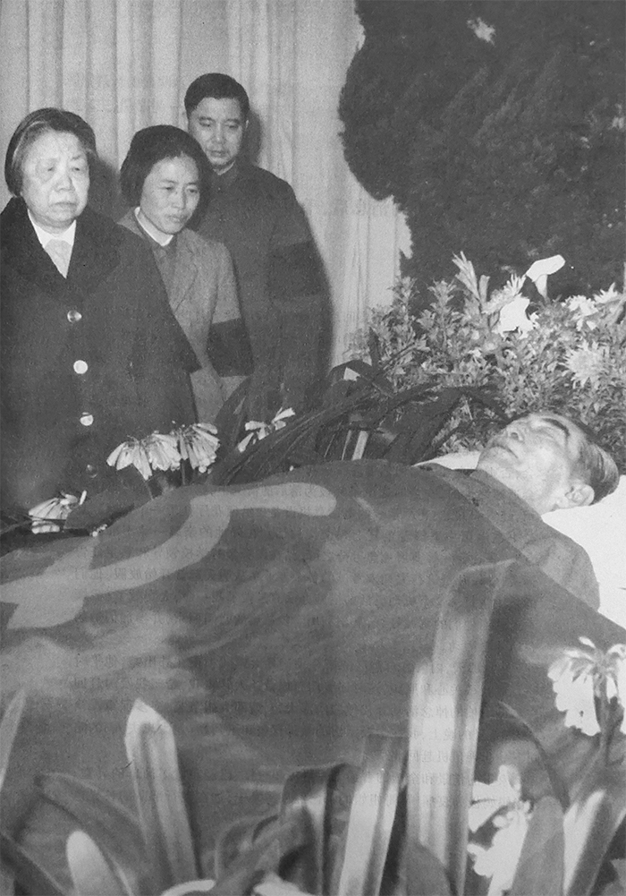 周总理去世后，*颖超邓**给侄子发电报：千万不要来京