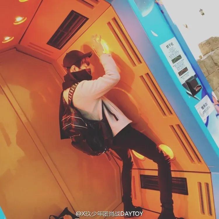 肖战微博上发自己的照片,肖战曾经的微博照片