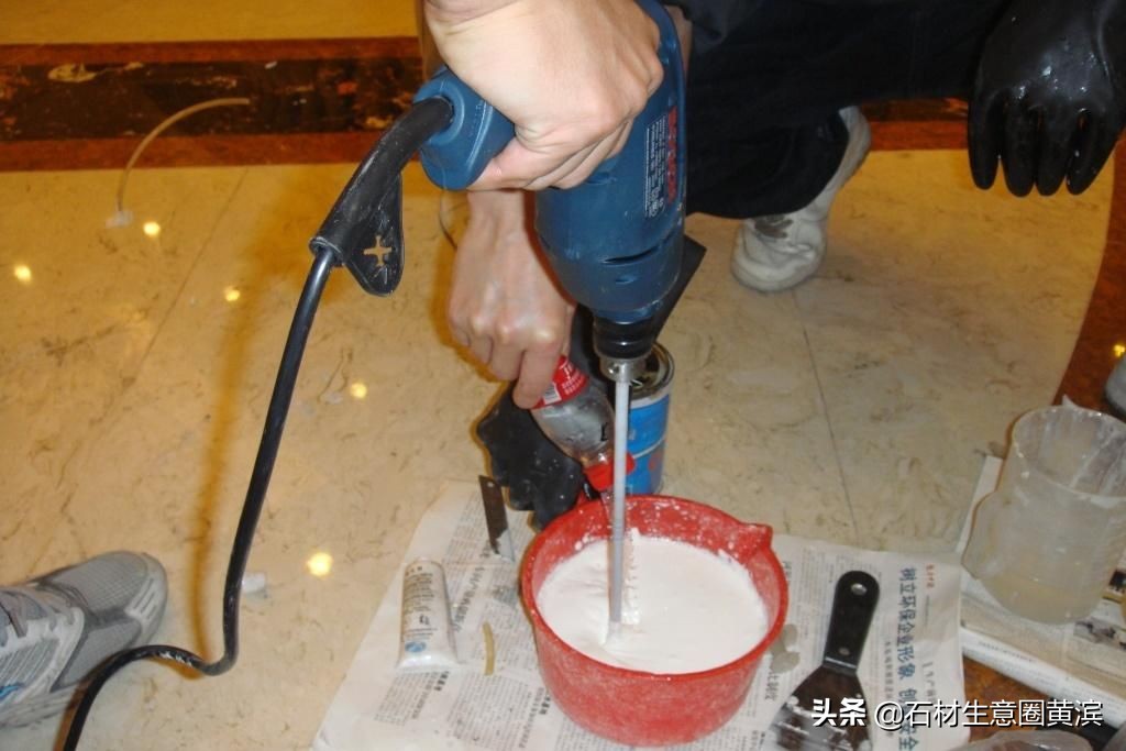 防止石材地面空鼓应采取哪些措施,大楼外墙下地面洒水石材空鼓塌陷