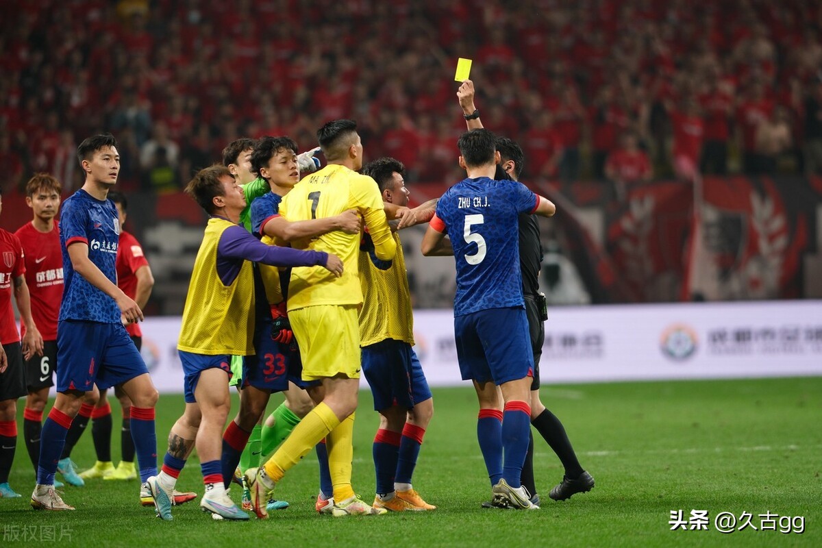 嘴硬？输球+8黄1红吴金贵心不甘，马镇一拳或“打蒙”扬科维奇