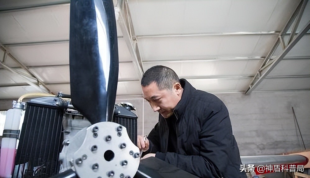 大叔花80万造飞行器,80后大叔一人挣钱养活全家