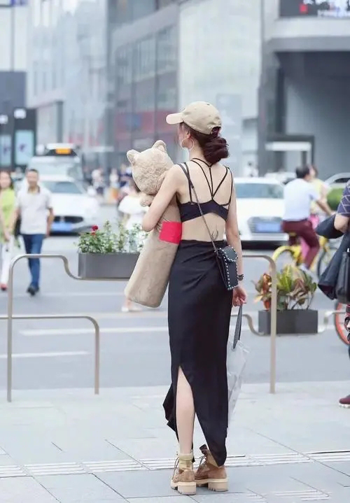 “内衣不穿，活该被*拍偷**！”刻板印象下女性需要的不仅是穿衣自由