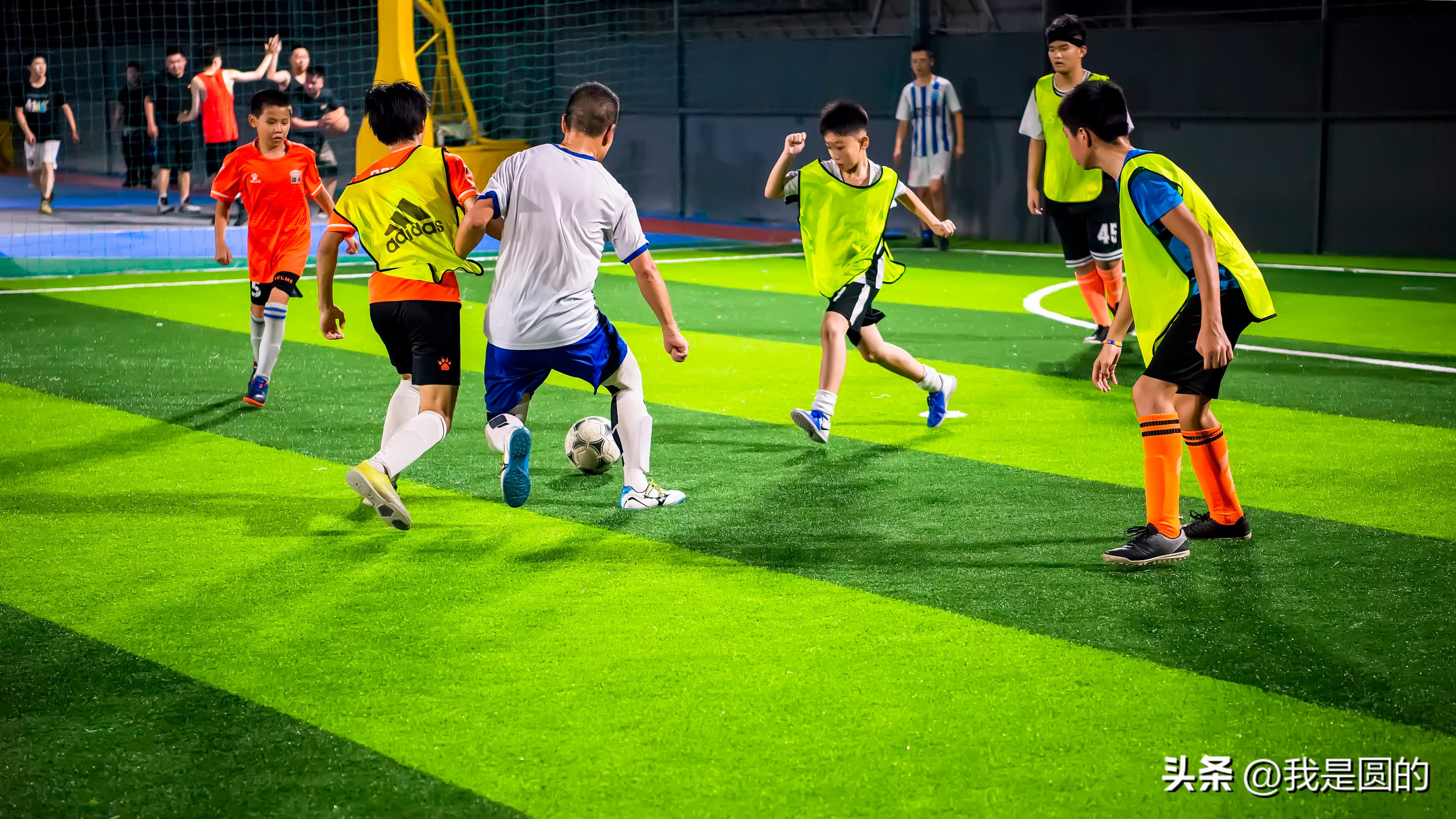 足球摄影作品创作说明,足球摄影作品简介200字