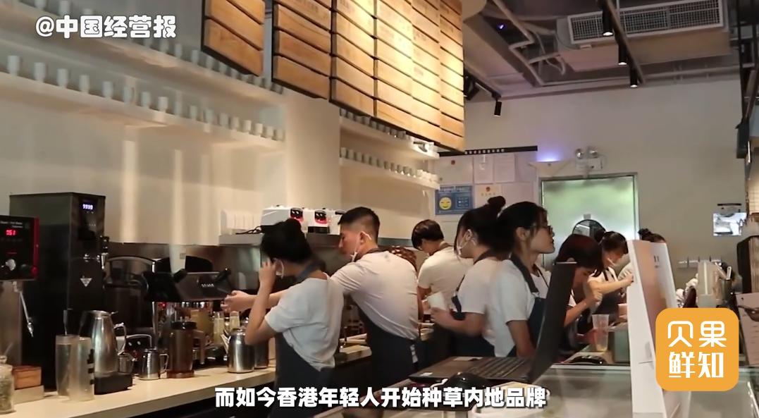 在深圳扫货奶茶鸭脖，回香港能赚几百块！反向代购为何火爆？