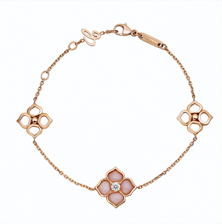 夏天担心藏不住“蝴蝶袖”？集齐明星博主教你“手镯转移*法大**”