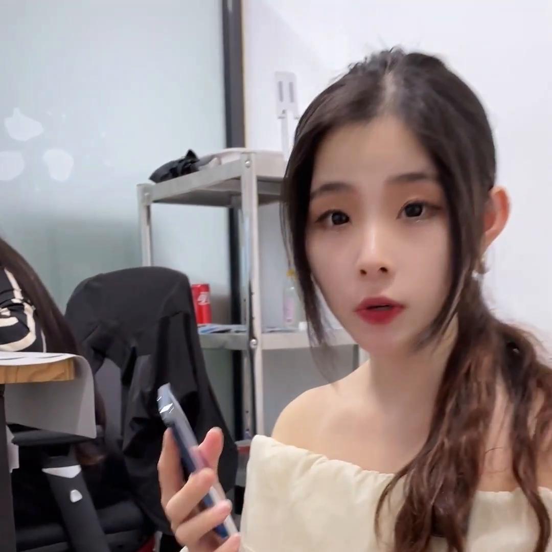 女粉丝月入一万,2021年花1万买苹果13promax