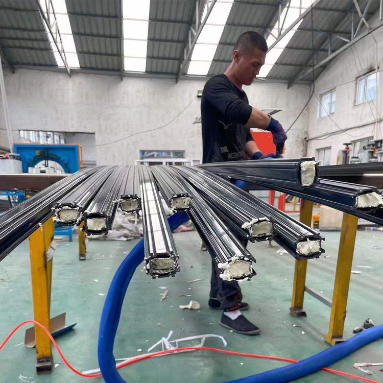 二手聚氨酯铝型材发泡设备,断桥铝窗条发泡设备