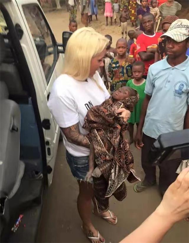 9年过去了，当年的非洲“讨水男孩”，被游客收养后，过得怎么样