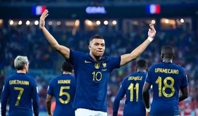 卫冕冠军法国,法国夺冠世界杯2018捧杯