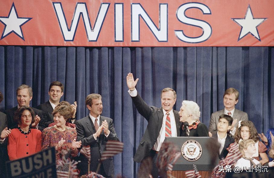 他打造了美国政治史最脏竞选，却被命运掐断了脖子