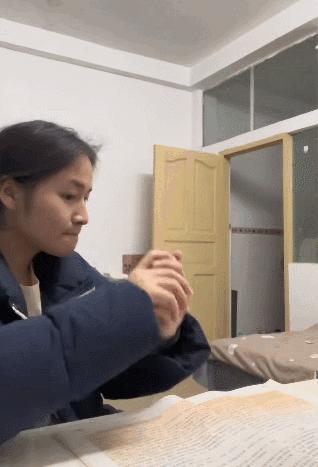 顶腮、挑眉、摸鼻子…全网美女都在模仿“普信男”，细节太到位！