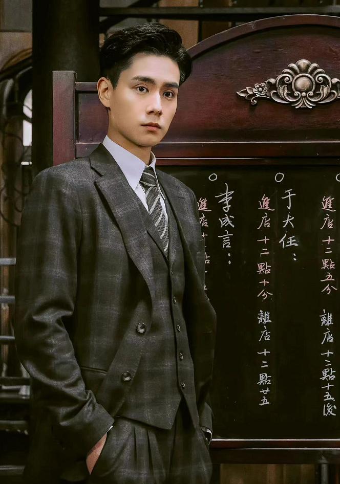 敢问这位男演员是沉浸在民国剧中无法自拔了吗？