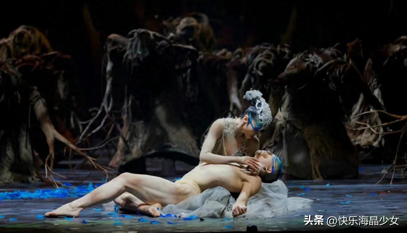 杨丽萍再次引发争议！新舞者舞者摸男舞者*处私**，场景曝光