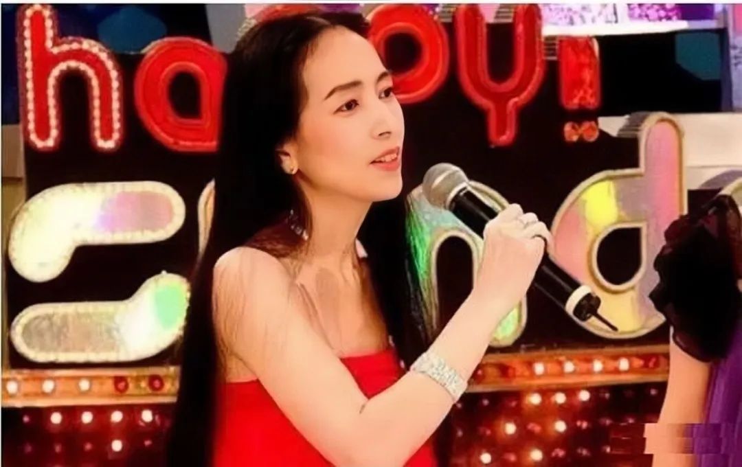 比汪小菲还疯的百亿富婆，5段婚姻历经*养包**、家暴后竟然不疯了？