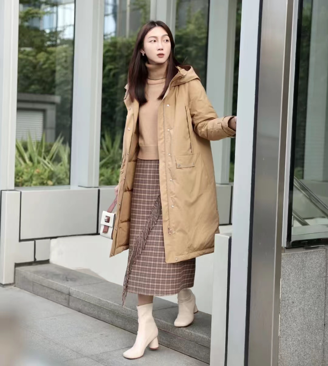 冬季穿什么颜色的羽绒服最百搭,流行的冬季羽绒服颜色搭配