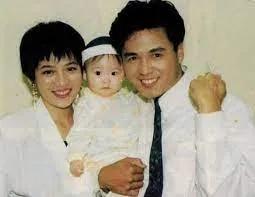 下跪替老公庆生，51岁冻龄美魔女这次也翻车了？