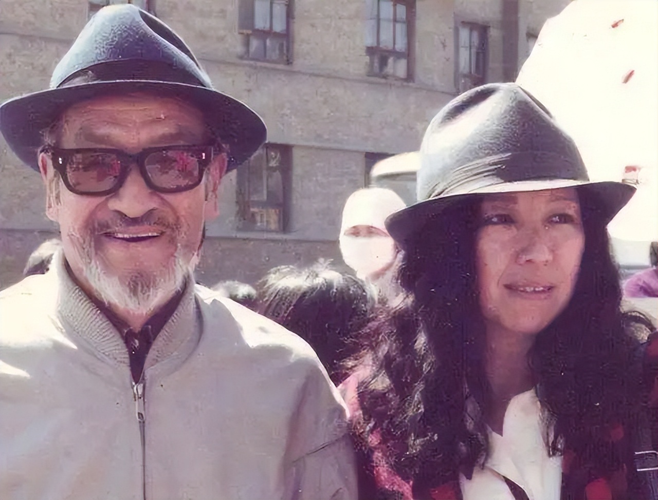 惊闻三毛自缢身亡，78岁的王洛宾酩酊大醉，写恋歌《等待》献给她