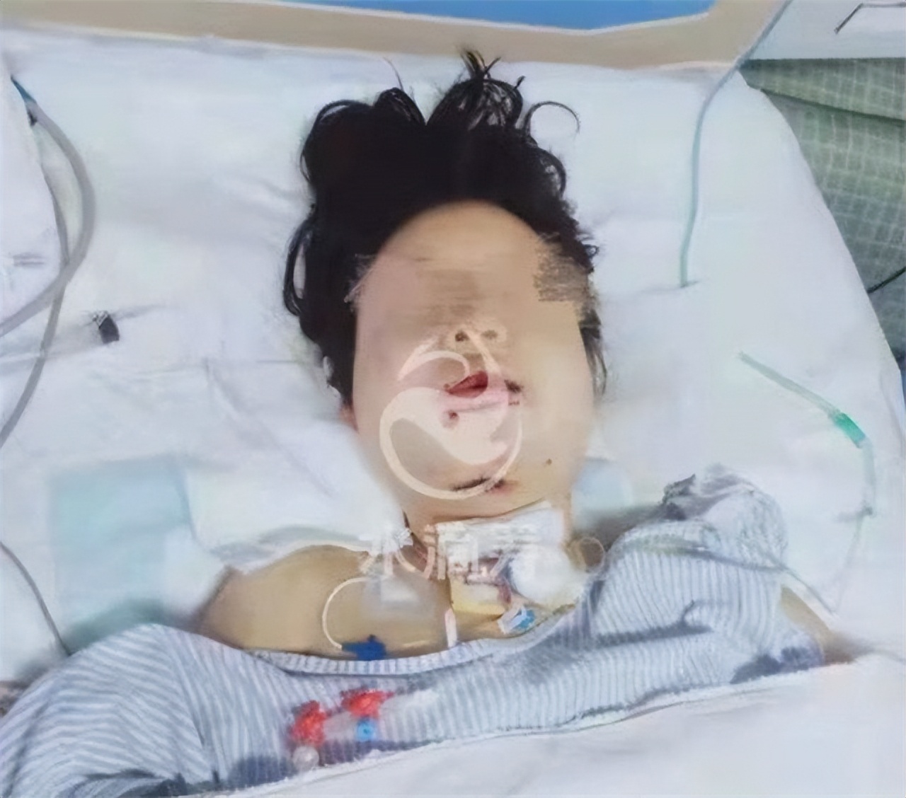 19岁花季少女遭施暴真实事件,13岁女孩陪酒遭群殴坠楼