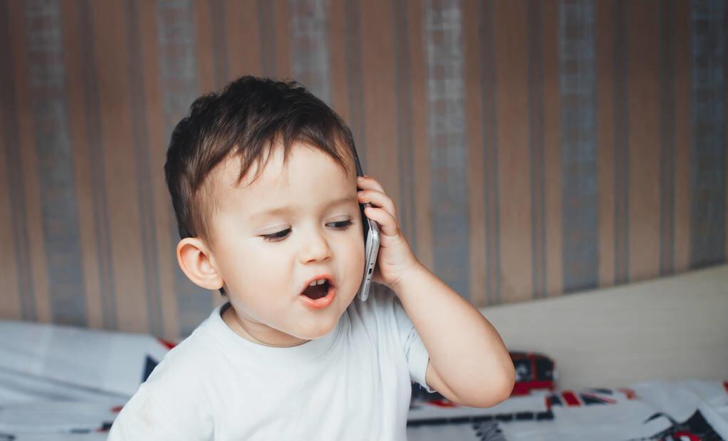 宝宝开口早聪明还是说话迟智商高,宝宝说话早聪明还是翻身早聪明