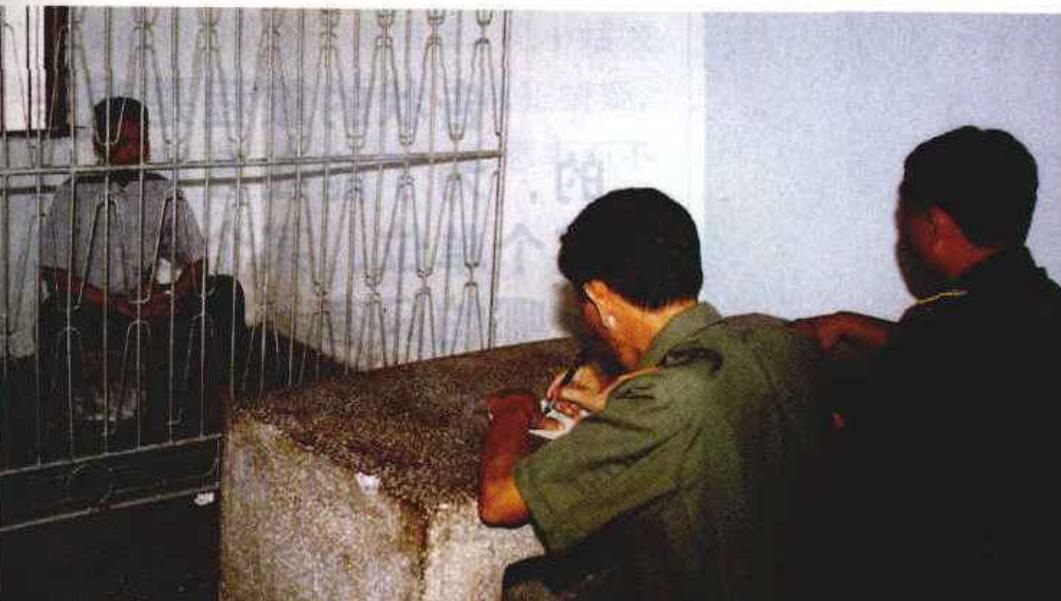 民警抓捕吸毒人员受伤,民警抓捕吸毒犯受伤