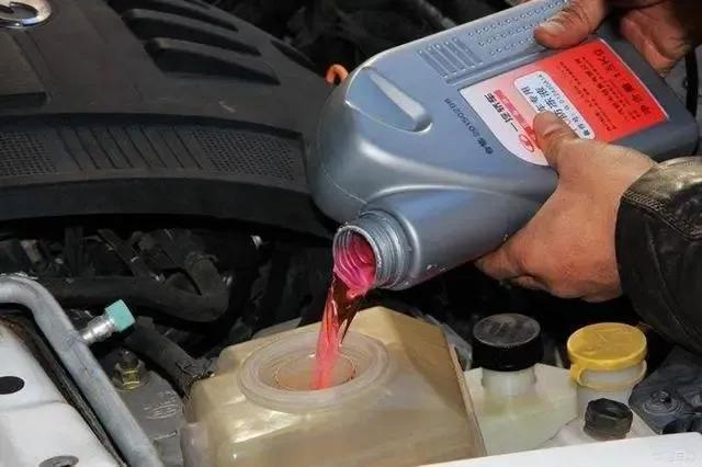 防冻液少了是换还是直接添加,汽车防冻液消耗快是什么原因