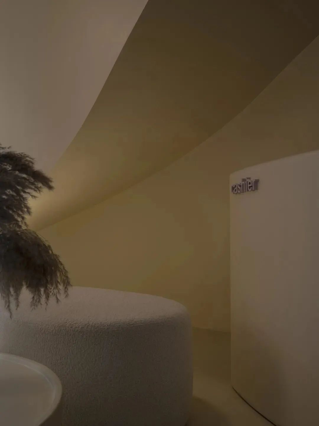 法式奶油风装修美容院,优雅净白空间设计