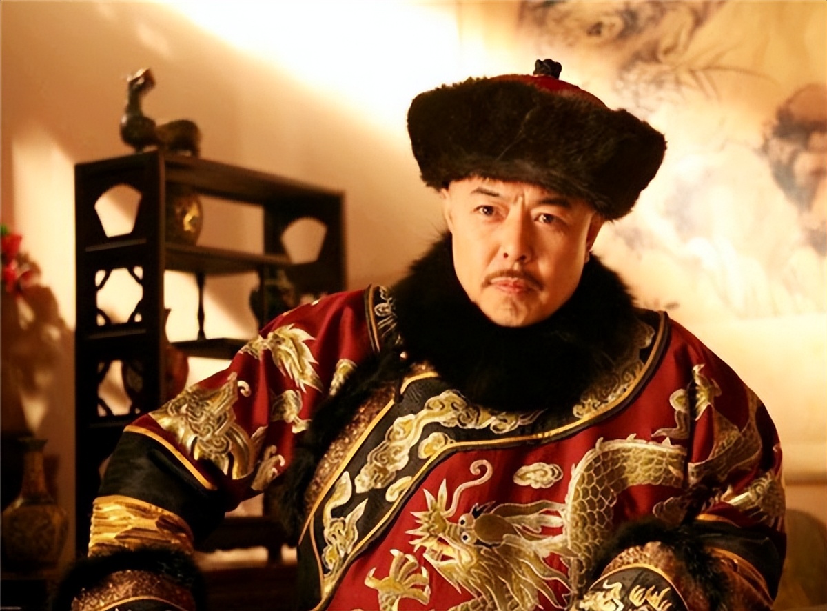 乾隆的“真容”被一意大利画师偷画下来，相貌竟是八字胡鹰钩鼻