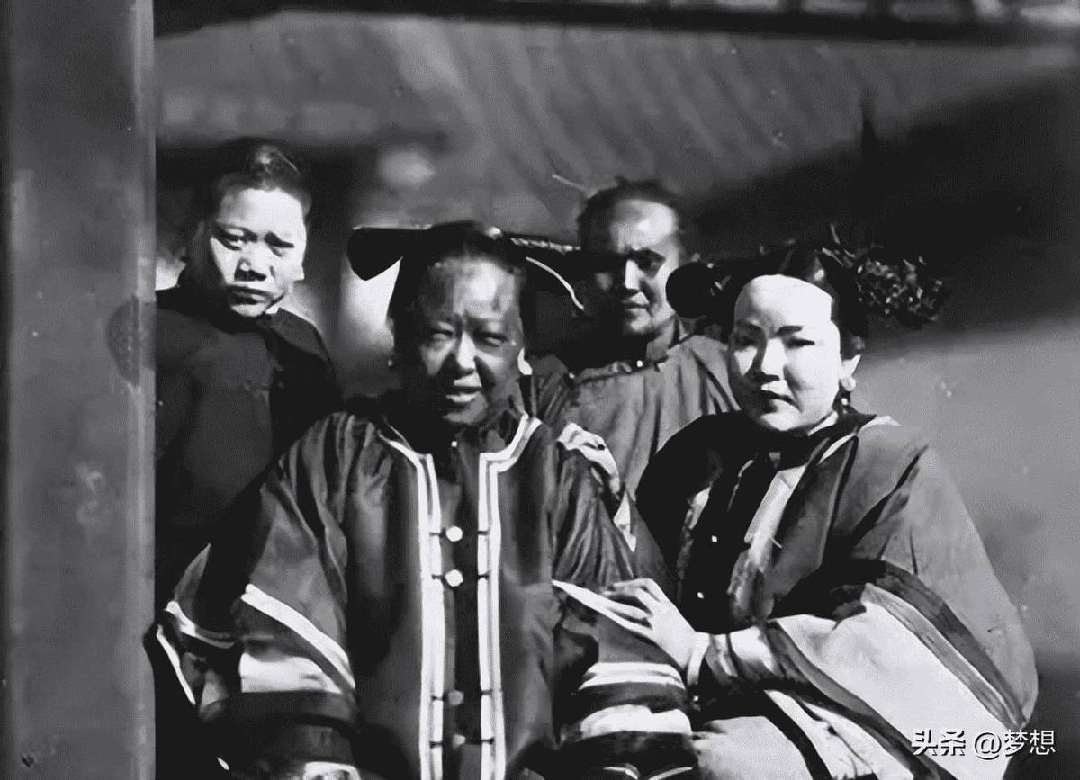 日军兽行：当着男人的面玷污了女儿，临走还残忍割下妻子乳房