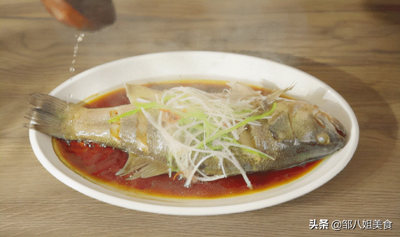清蒸鱼的蒸鱼豉油要加热吗,清蒸鱼先放油还是蒸鱼豉油