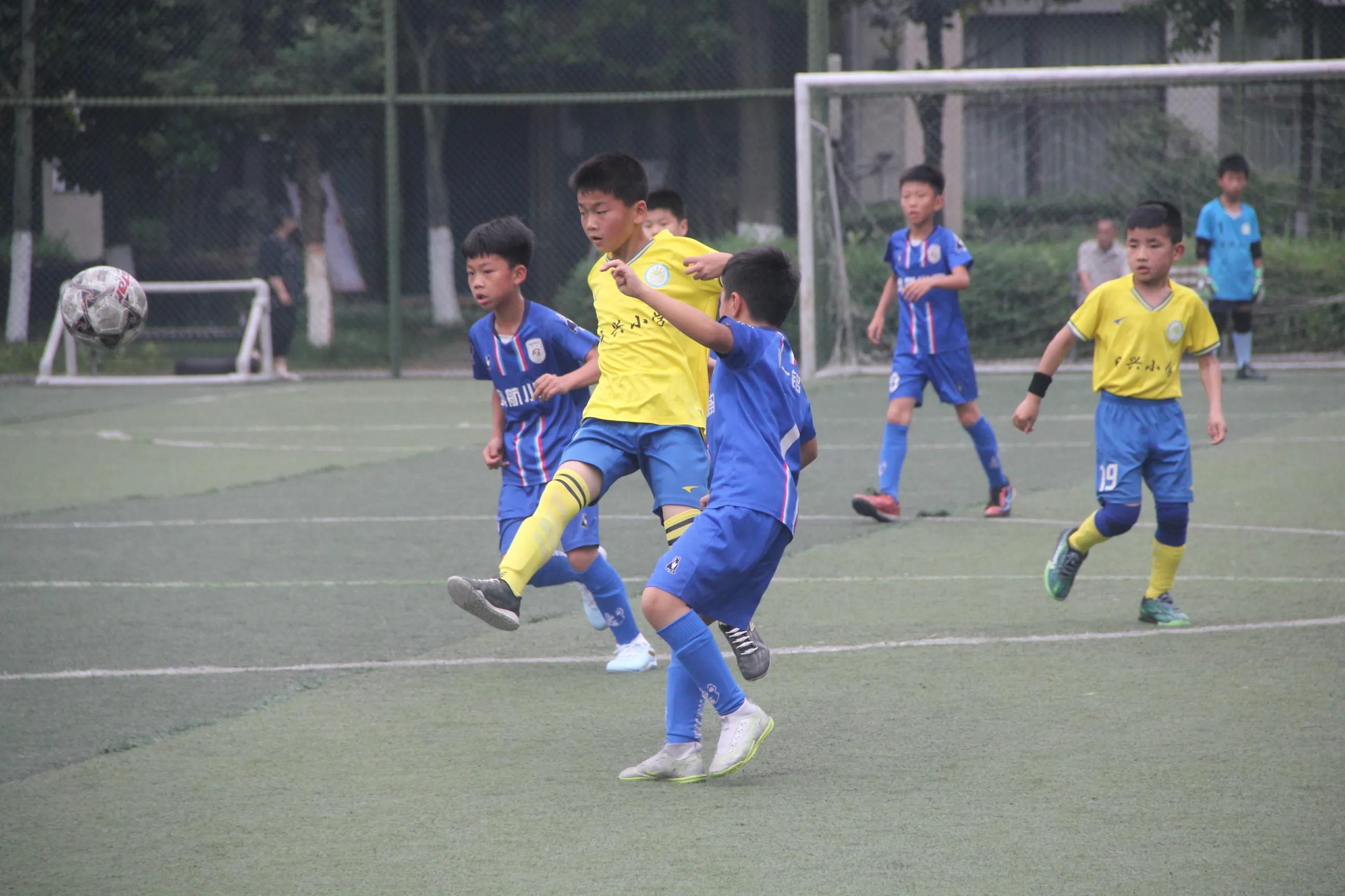 小朋友足球主题活动,仪陇日兴小学足球比赛