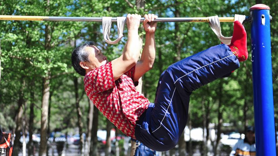 腰椎间盘突出怎么正确吊单杠,长期坚持吊单杠治好了腰椎间盘突出