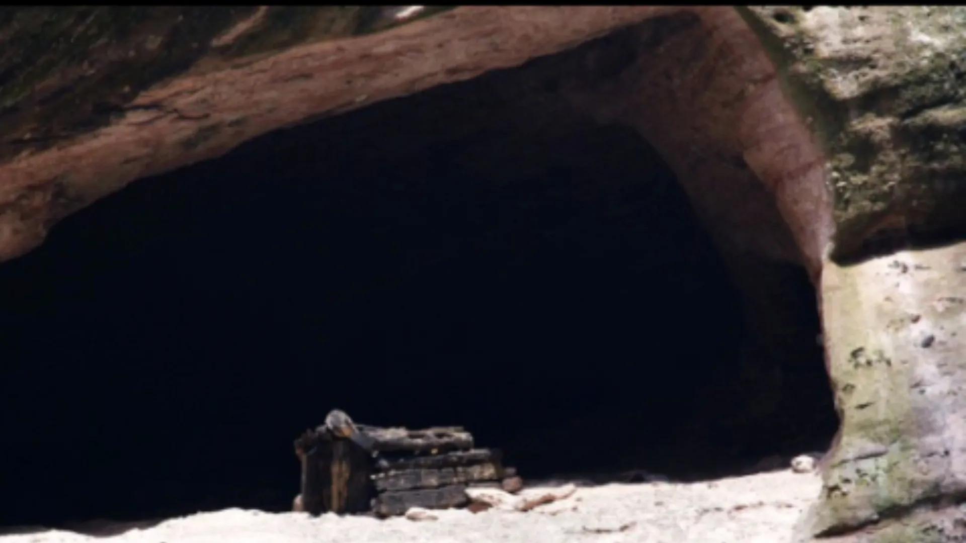 18岁女孩被卖到山村嫁给傻子,花季少女被卖大山嫁傻子