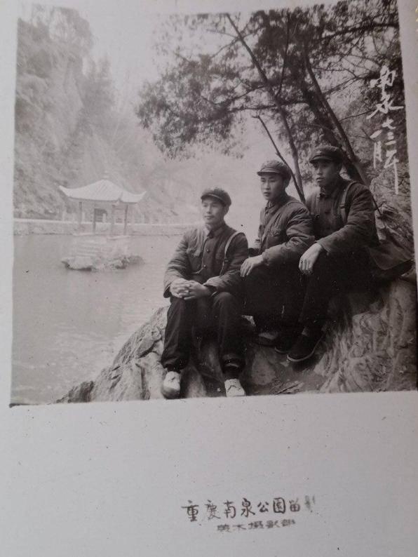 女子身穿日本侵华军装照片,女子穿侵华日军服装摆拍新闻视频