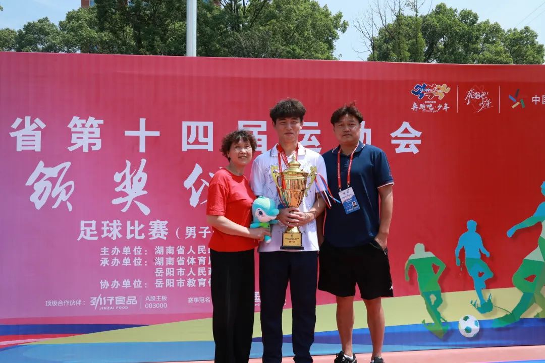 七旬娭毑赴岳阳给儿孙加油：6场比赛一次不落，现场发表专业点评