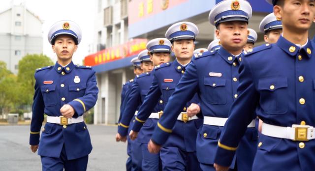 24岁姑娘与85岁老人拍婚纱照,24岁小伙和84岁老奶奶拍婚纱照