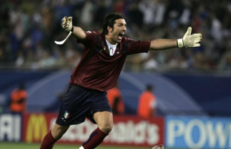 布冯欧冠被罚下场,布冯为了钱而不退役