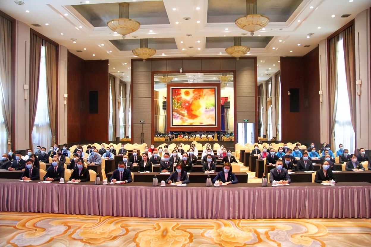 踔厉奋发新征程凝心聚力向未来——成都望江宾馆组织*党**员干部团员青年集中收看*党**的二十大现场直播