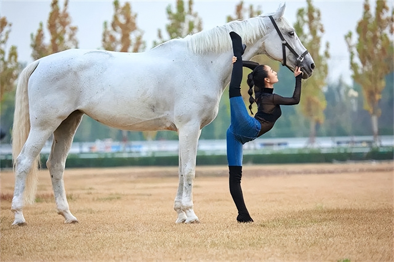 小姑娘柔术各种高难度动作,世界公认第一柔术美女