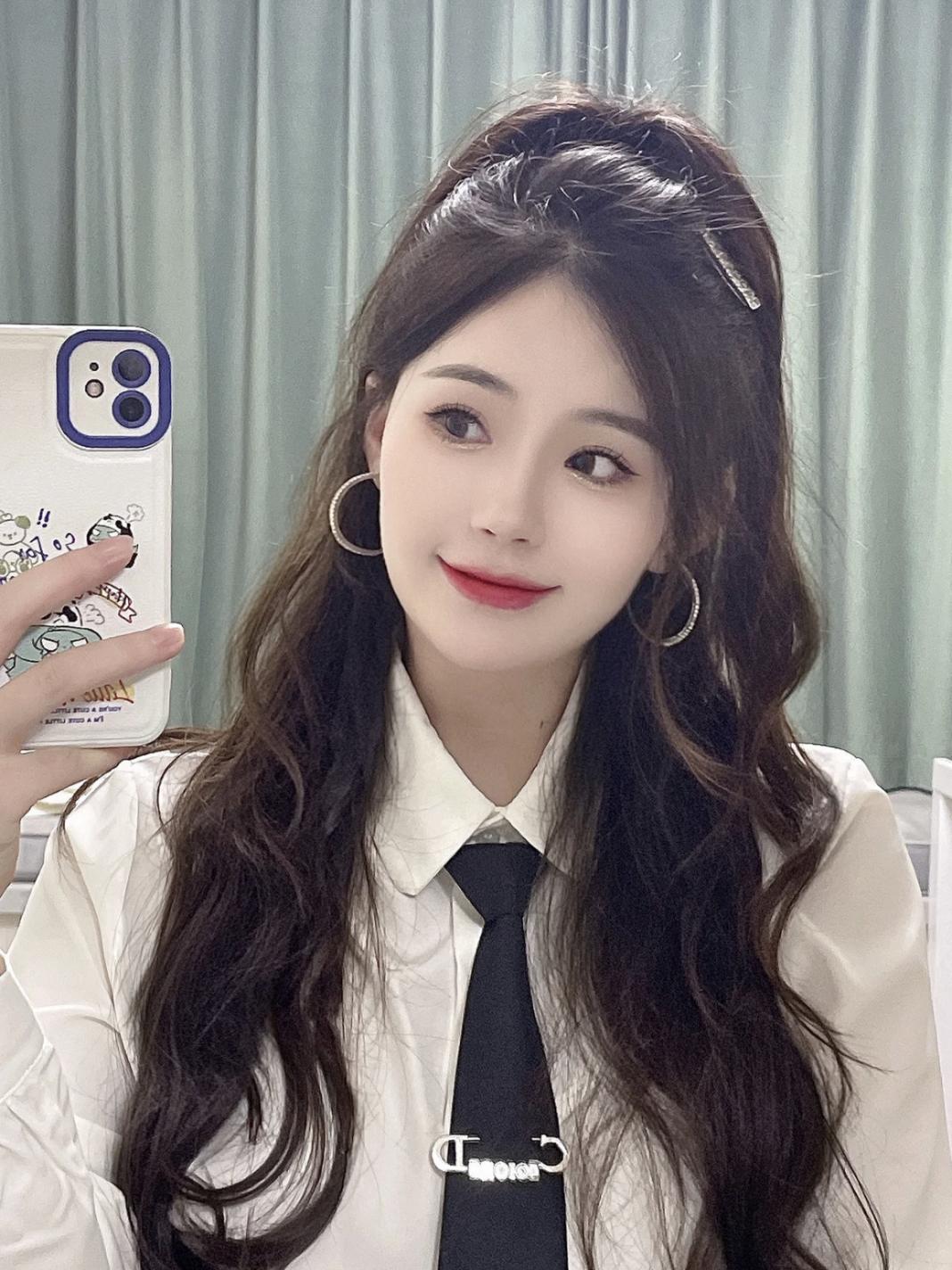 别再披头散发了教你一招秒变女神,今年别再披头散发了三款减龄发型