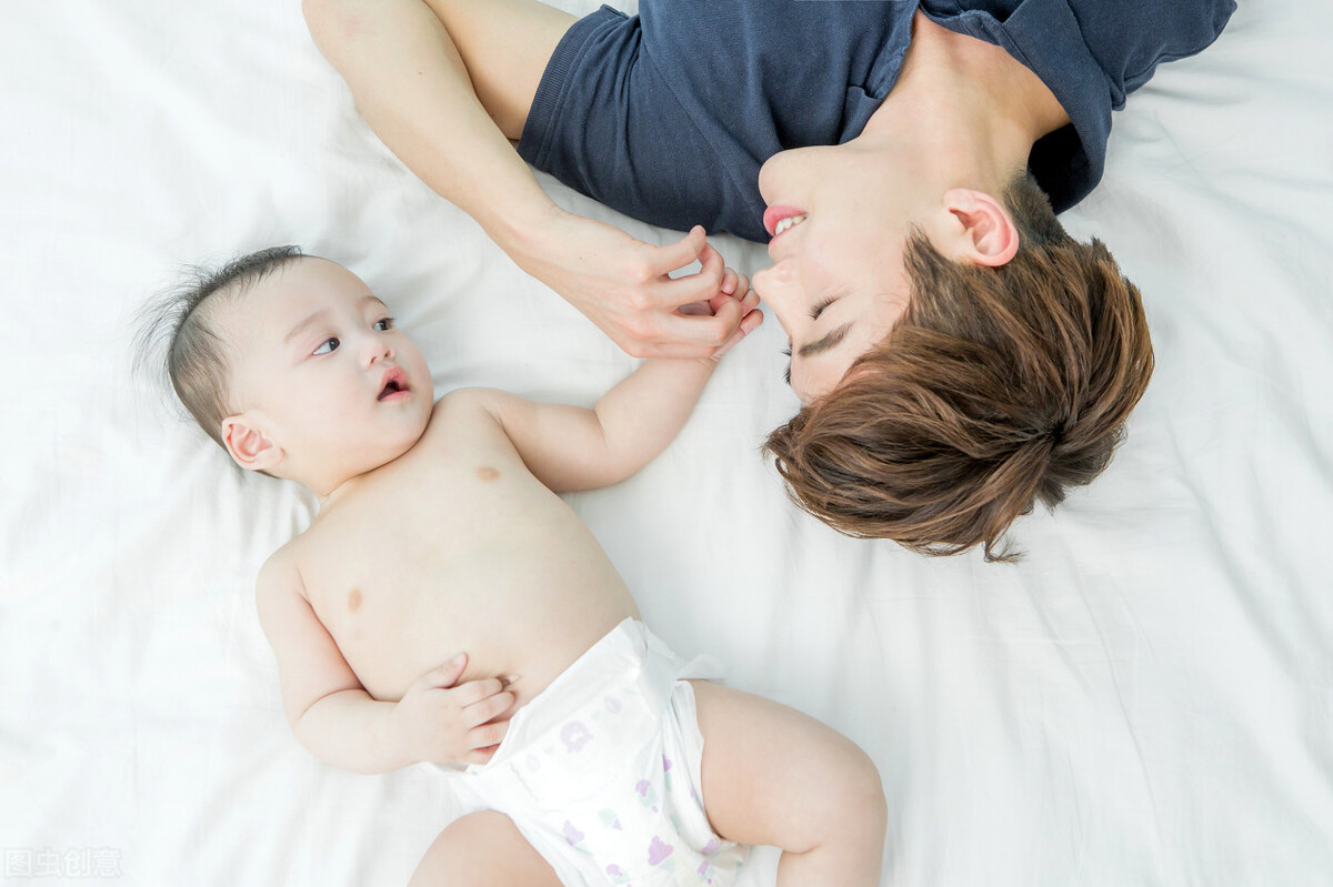 婴儿呛奶时的正确处理方法科普,婴儿呛奶正确的急救方法