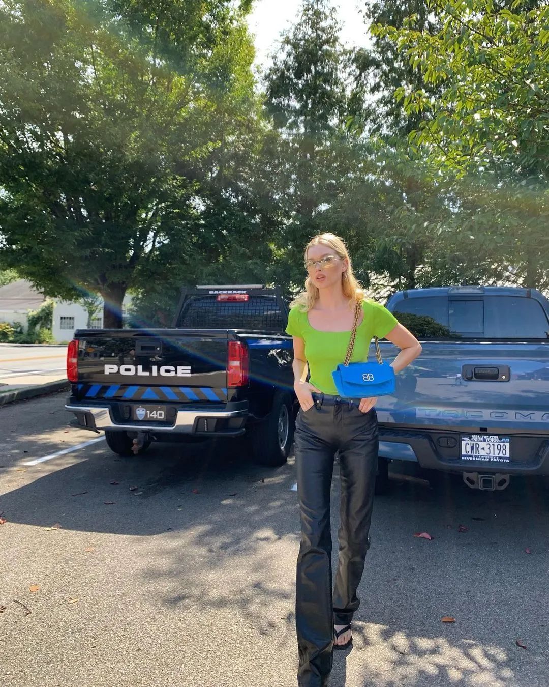 彩色大t恤怎么穿好看,今年时髦宽松t恤