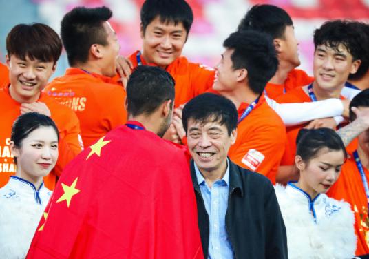 泰山归化球员德尔加多,山东泰山球迷举中国国旗