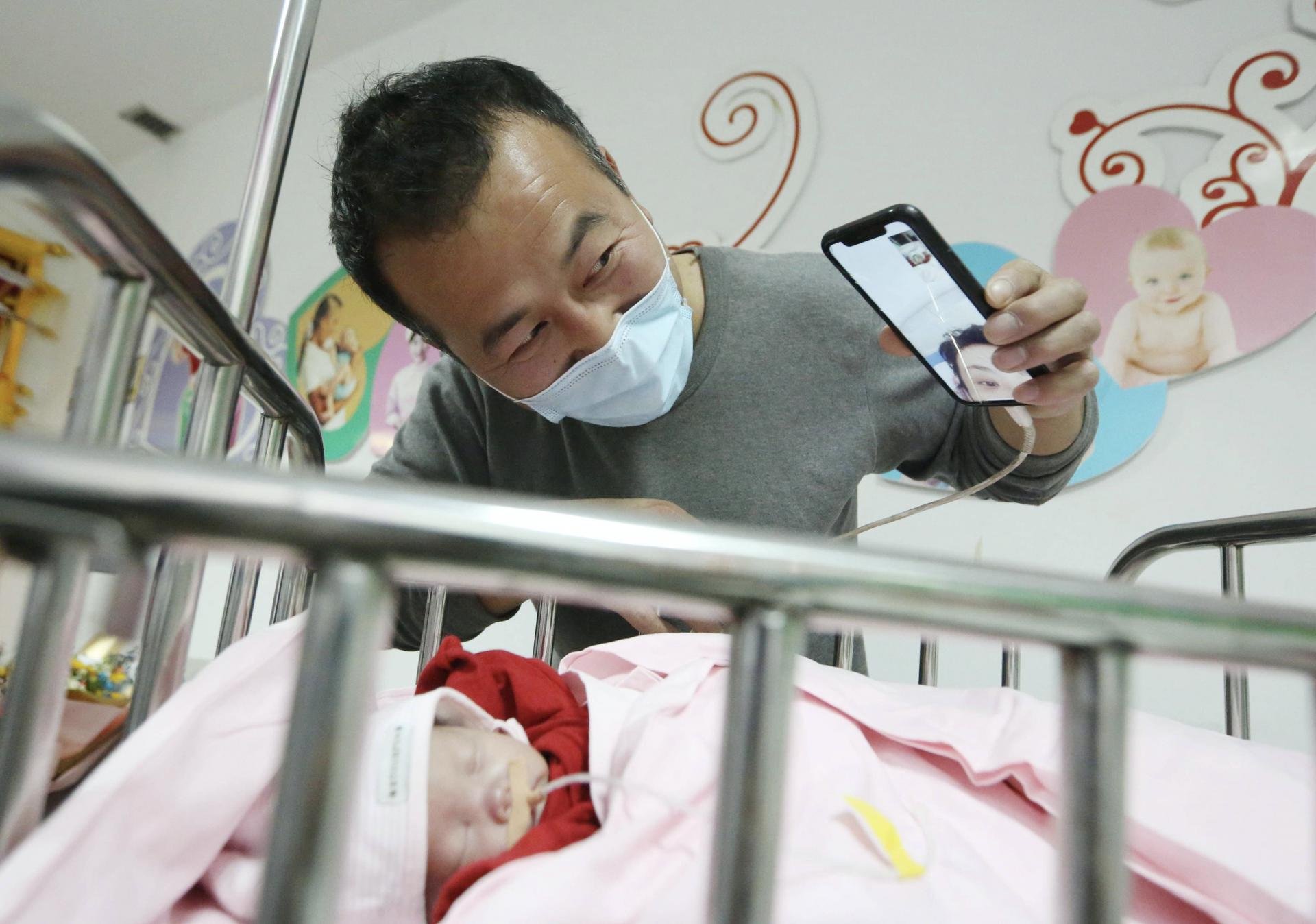 青岛医护人员一路闯关救治！早产儿迎来满月，一家三口在线庆团圆