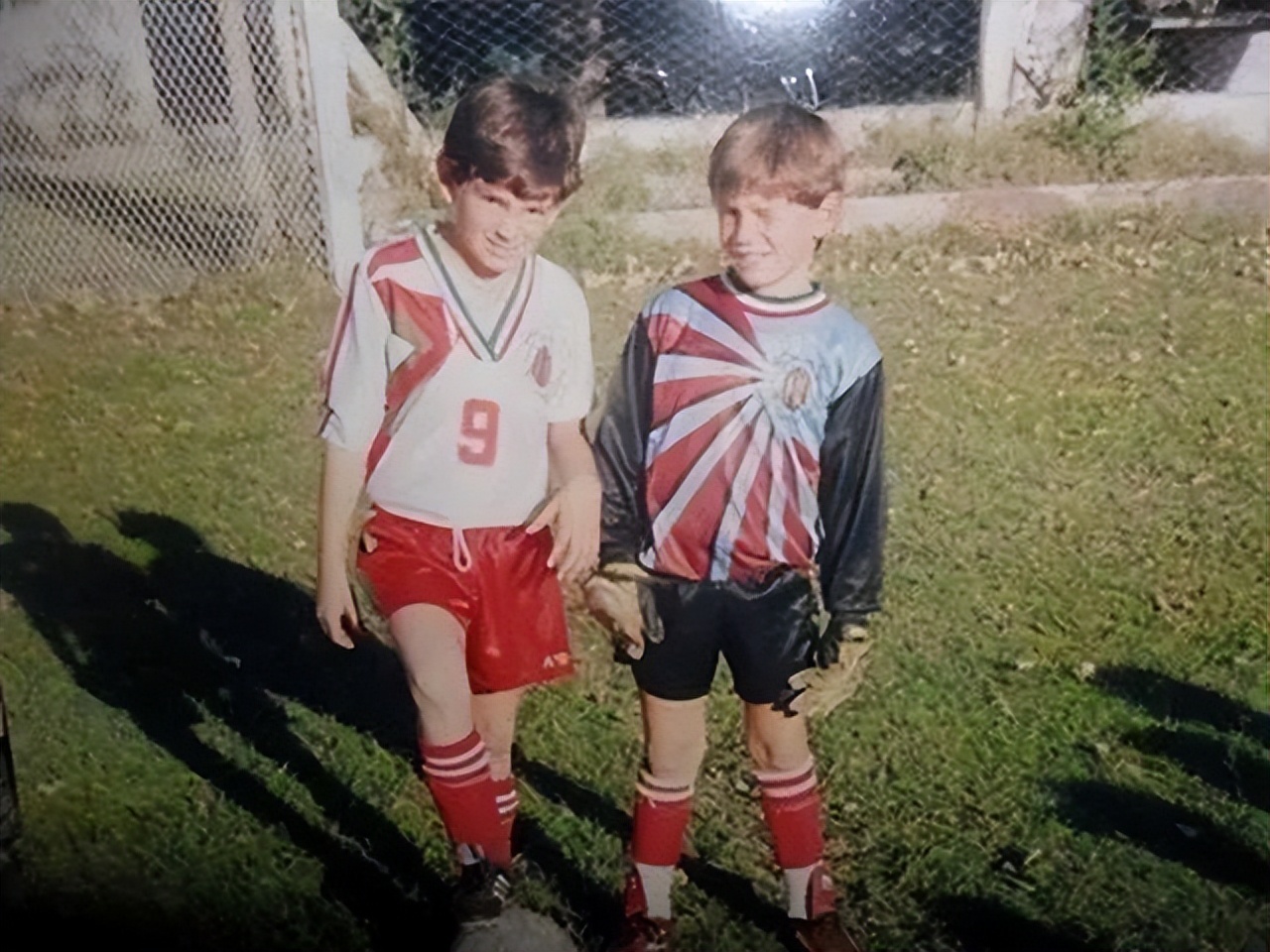 梅西与大力神杯擦肩而过,梅西背后的阿根廷