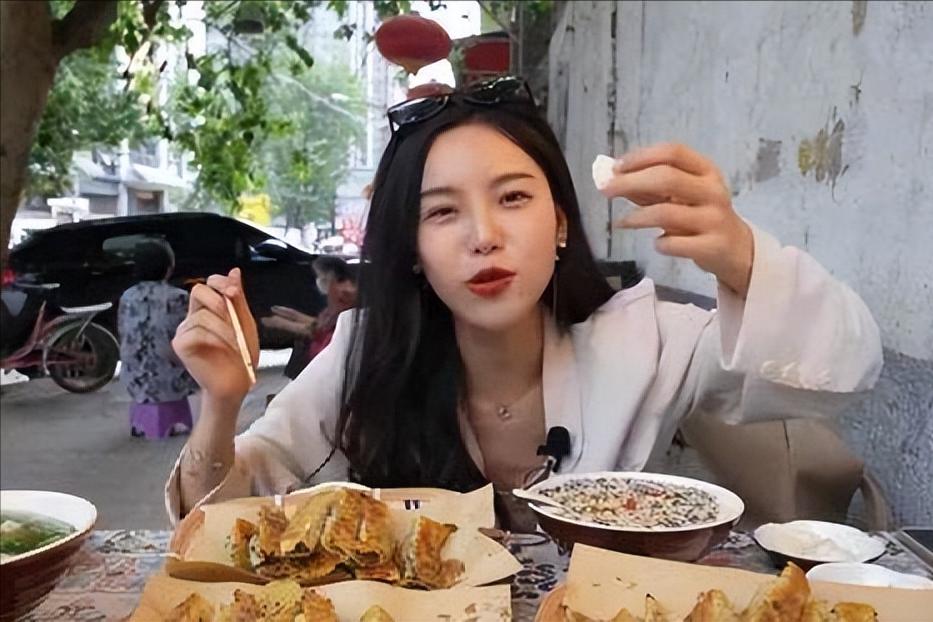 网红小贝饿了被视为假吃,吃货网红小贝不断被网友质疑