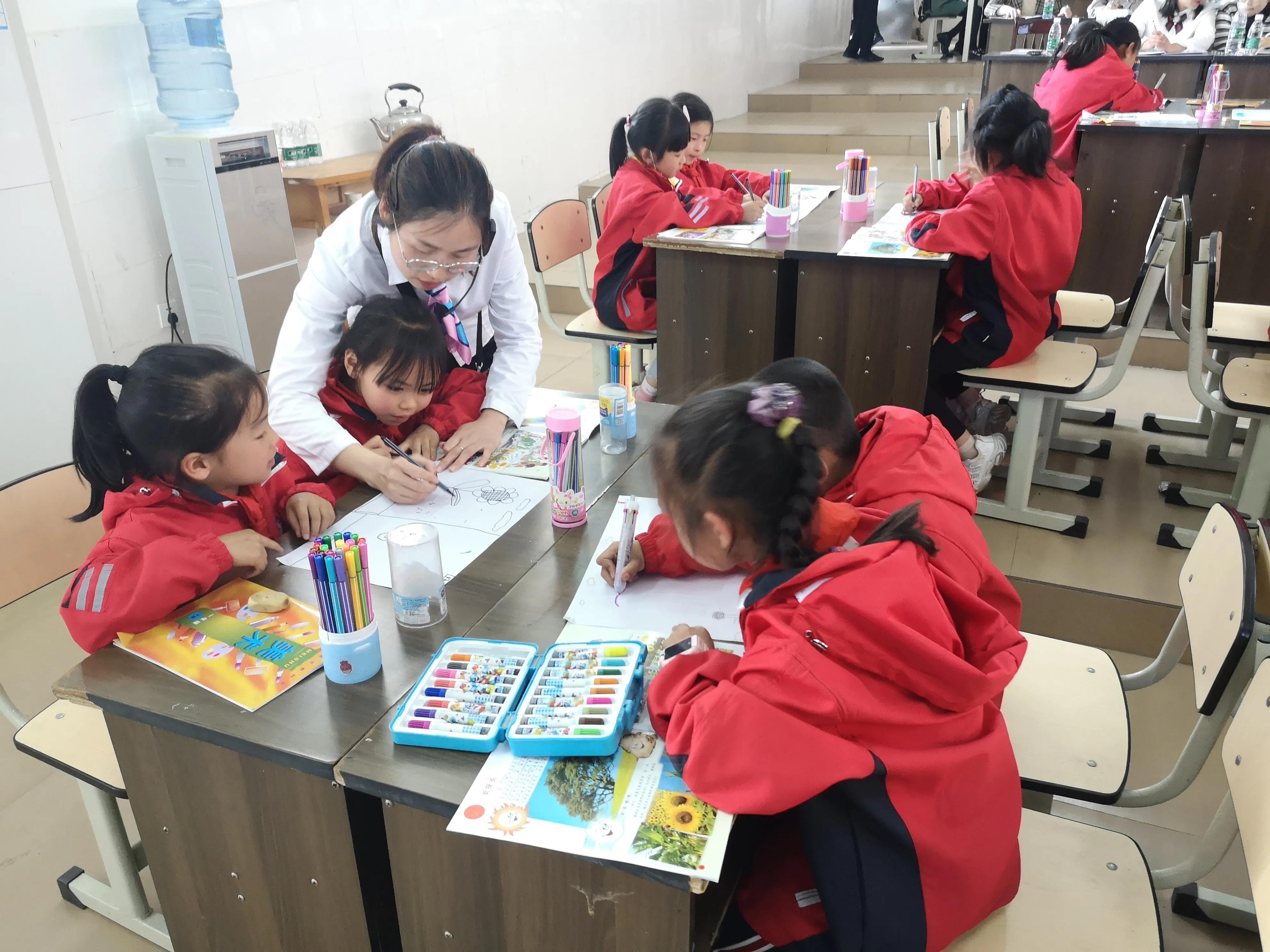 岳池实验学校发展共同体同课异构“画”交流，特色教育促“双减”