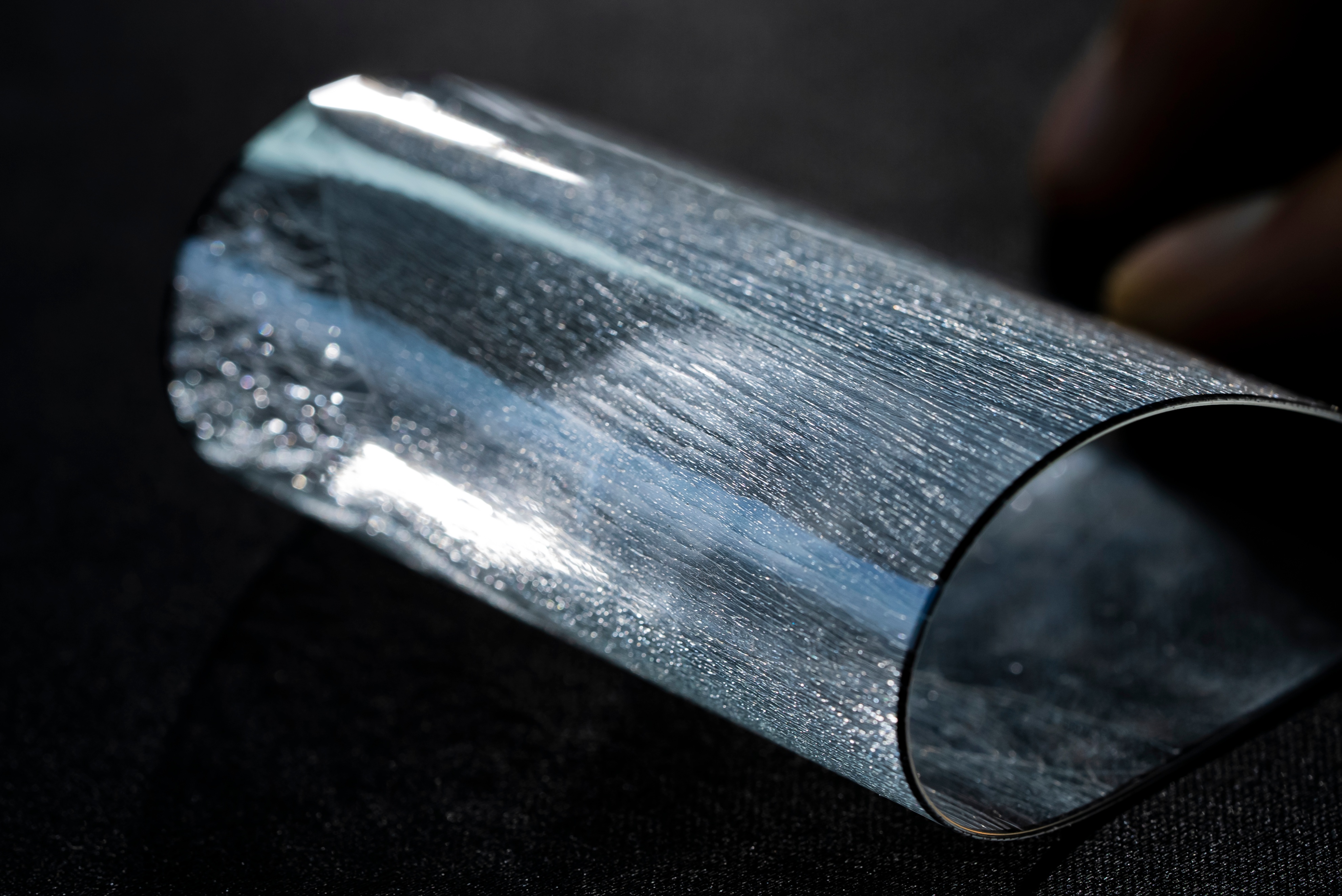 手机应该贴怎样的钢化膜比较好,手机贴钢化膜哪一种好一些