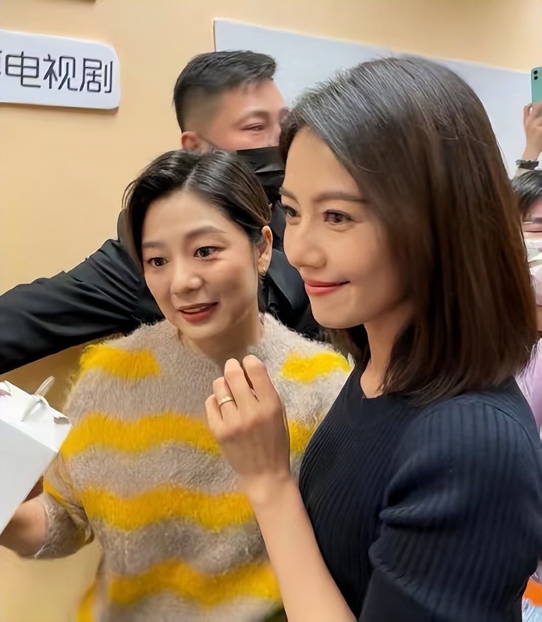 高圆圆超萌女儿正脸曝光,高圆圆和她的女儿探班赵又廷